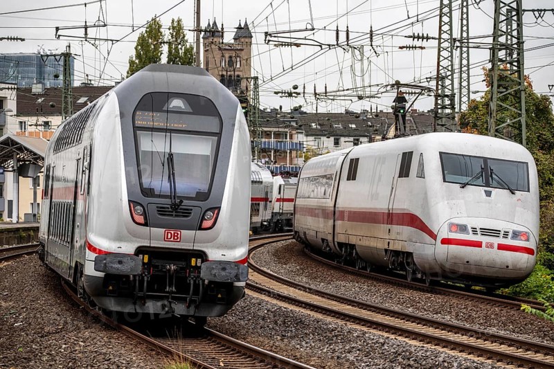 Intercity Zug and ICE, in front of Düsseldorf Central Station, here near Volksgarten Station, North Rhine-Westphalia, Germany