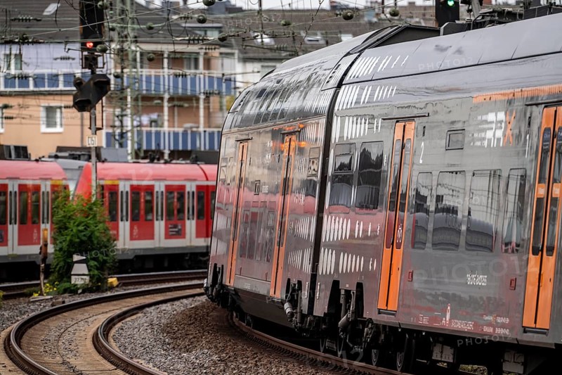 Rhein-Ruhr-Express, RRX train, RE5 on the way to Oberhausen, S6 on the way to Düsseldorf airport, in front of Düsseldorf main station, here near Volksgarten station, North Rhine-Westphalia, Germany