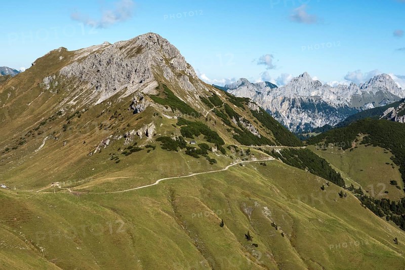 View of the Saalfelder Höhenweg hiking trail behind Schartschrofen and Rote Flüh, Tannheimer Mountains, Allgäu Alps, Tannheimer Tal, Tyrol, Austria