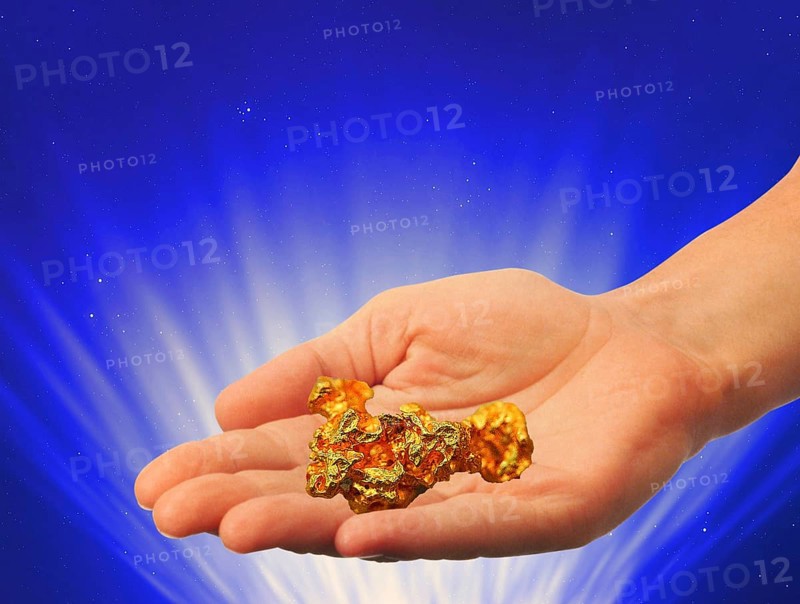 Symbolic photo, hand with gold nugget, stable value, risks, crash or upswing, financial economy, stock market, Trump as a risk for USA, banks, money flows, currency devaluation, euro policy, inflation, stagnation, profits, capital market, currency, ECB, euro, euro upswing, euro downturn, parity, dollar, reserve currency, bitcoin, interest, debt, European Community, Germany