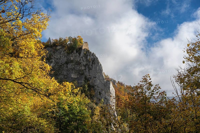 Schaufelsen und Schloss Hausen, also known as the ruins of Hausen, surrounded by autumn vegetation, a ruin of a castle above the village of Hausen in the valley in the upper Danube Valley, Beuron, Sigmaringen district, Baden-Württemberg, Germany