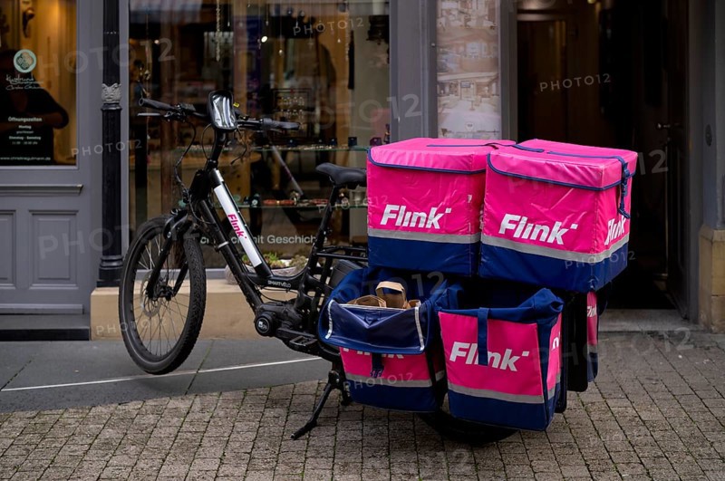 Quick, logo, delivery service, courier service, bicycle courier, e-bike stands with thermal backpack in pedestrian zone, Stuttgart, Baden-Württemberg, Germany