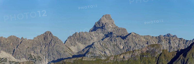 Mountain panorama from the Koblat-Höhenweg on the Nebelhorn across the Obertal with lush green meadows to the Hochvogel and Rosszahn group with the Hochvogel, 2592m, Allgäu, Bavaria, Germany