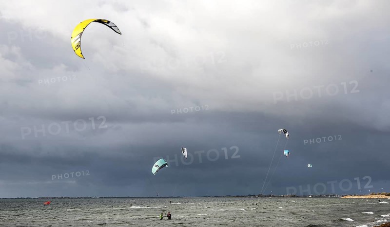 Kite surfing on the beach, Fehmarn, 16.10.2025, Fehmarn, Schleswig-Holstein, Germany