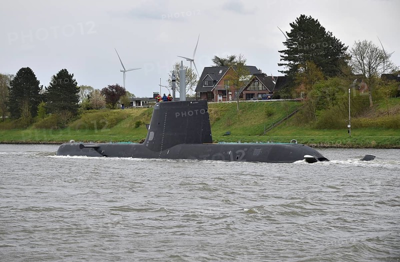 Warship, submarine, submarine TKMS Submarine 01 sails in the Kiel Canal, Schleswig-Holstein, Germany