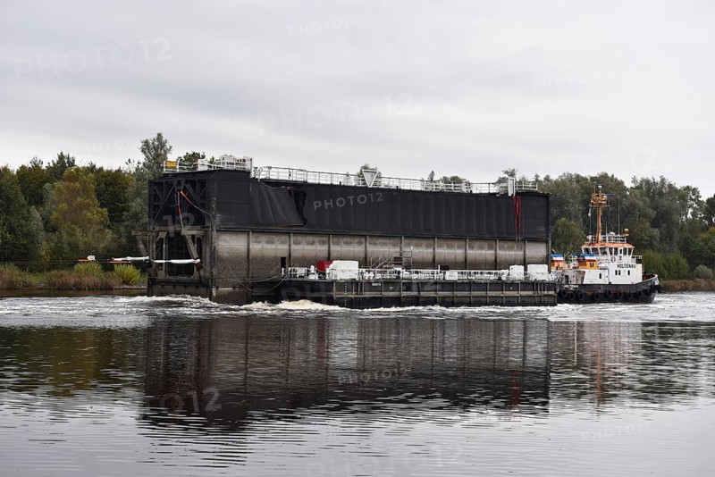 Tugboats, tugs bring a lock gate through the Kiel Canal, NOK, Kiel Canal to Brunsbüttel, Schleswig-Holstein, Germany