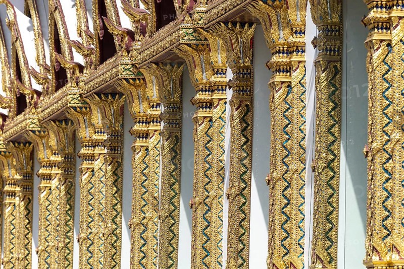 Columns with mosaic decorations (Lai Kranok), also: golden, mosaic-decorated Thai temple columns (Sao), decorated in Lai Kranok style, typical of Rattanakosin architecture (Bangkok style), on the outer façade of the Ubosot (ordination hall), Wat Chana Songkhram, Phra Nakhon, Bangkok, Thailand
