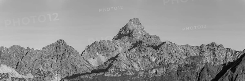 Mountain panorama from the Koblat-Höhenweg on the Nebelhorn across the Obertal with lush green meadows to the Hochvogel and Rosszahn group with the Hochvogel, 2592m, Allgäu, Bavaria, Germany