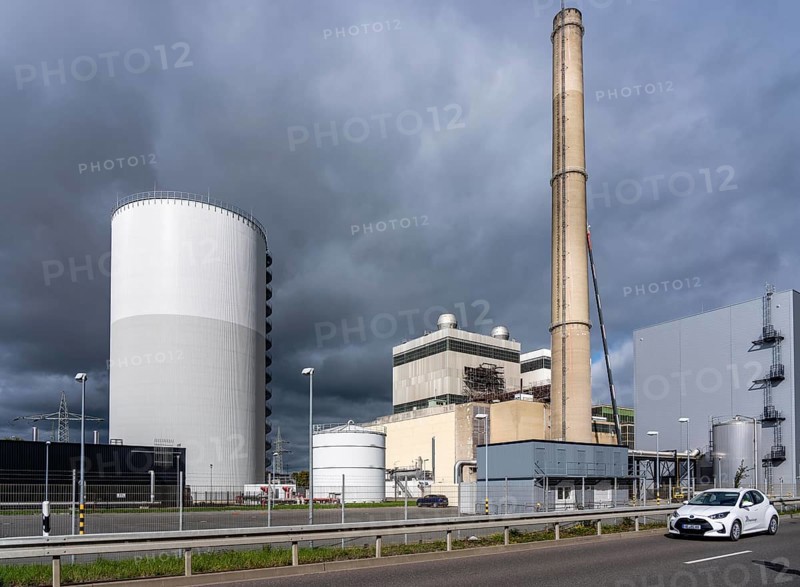 Stadtwerke Düsseldorf district heating storage plant, at the Lausward CHP plant, with a volume of 35, 700 cubic meters, the water stored there has a temperature of 98°C and is fed into the district heating network as required without the power plant just starting up the district heating boiler, stored heat, Düsseldorf, North Rhine-Westphalia