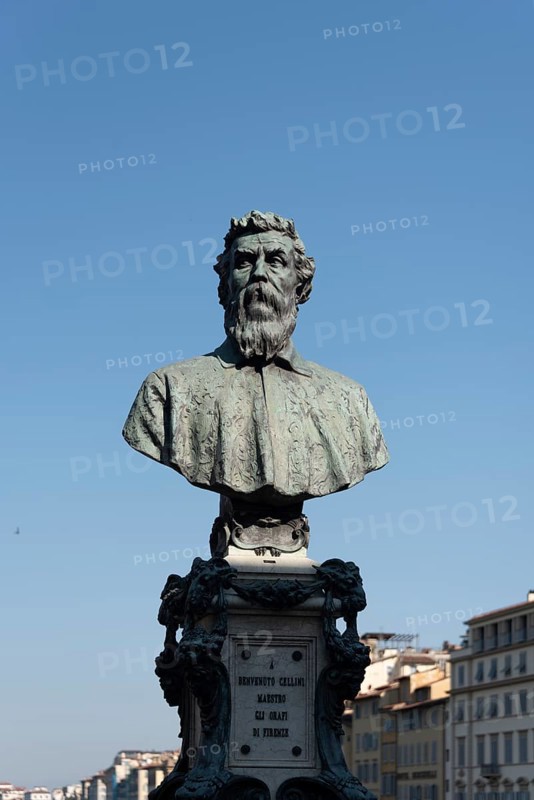 Bronze bust of artist and goldsmith Benvenuto Cellini on the Ponte Vecchio in Florence, Tuscany, Italy