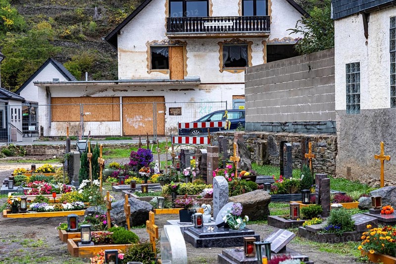Reconstruction in the Ahr Valley, after the flood of July 2021, buildings that have not yet been renovated or demolished can be found in many places, but most buildings have now been repaired or rebuilt, restored cemetery, house not yet renovated or demolished, near Altenahr, Rhineland-Palatinate