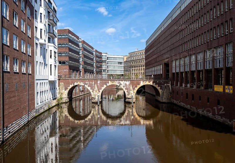 Brick building and canal Bleichenfleet with Ellerntorsbrücke, Hamburg Mitte, Hamburg, Germany