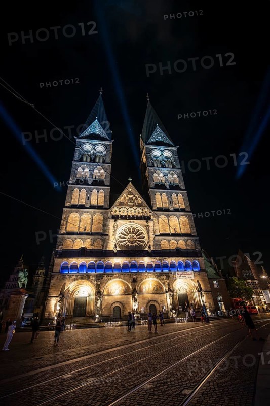 Illuminated façade of St. Peter's Cathedral, Bremen Market Square, Old Town, Bremen, Germany