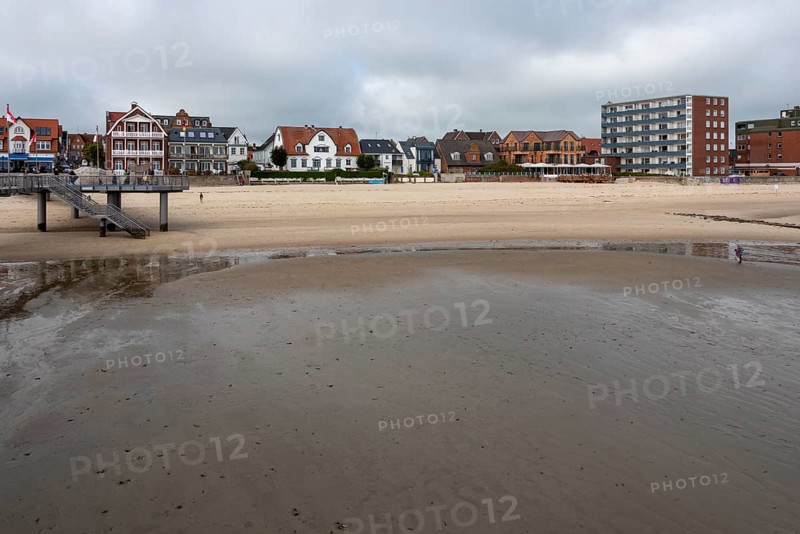 View from the beach onto the promenade of Wyk, Föhr Island, Schleswig-Holstein, Germany