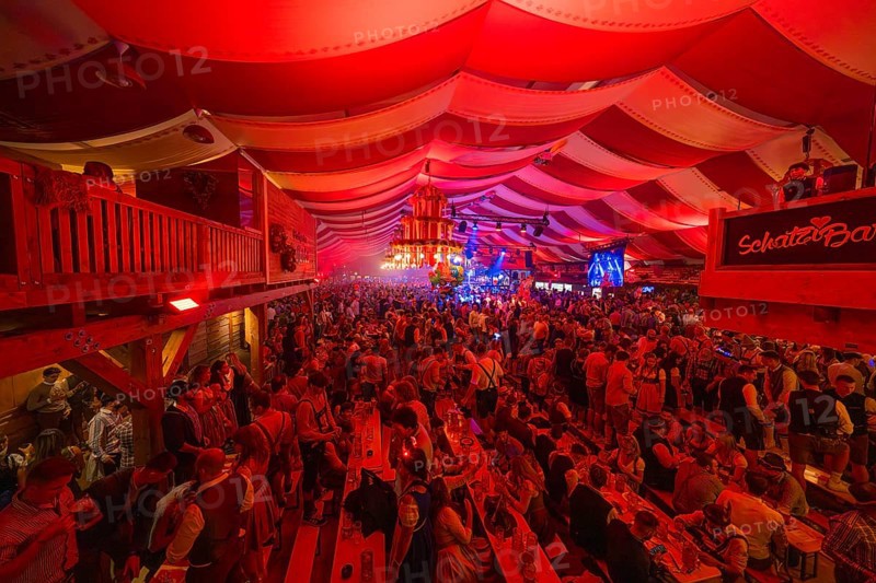 Full beer tent with people, red ceiling and stage, lively and festive atmosphere, Volksfest Cannstatter Wasen, Sonja Merz Festzelt, Stuttgart, Germany