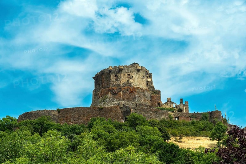 Murol castle, Murol built on a basalt promontory in the 13th century. Auvergne Volcanoes Natural Park, Puy de Dome, Auvergne Rhone Alpes, France