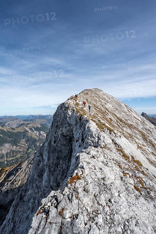 Mountaineer on the ridge of the Gamsjoch, transition to the main summit of the Gamsjoch, in autumn, Rißtal in the Eng, Karwendel, Tyrol, Austria
