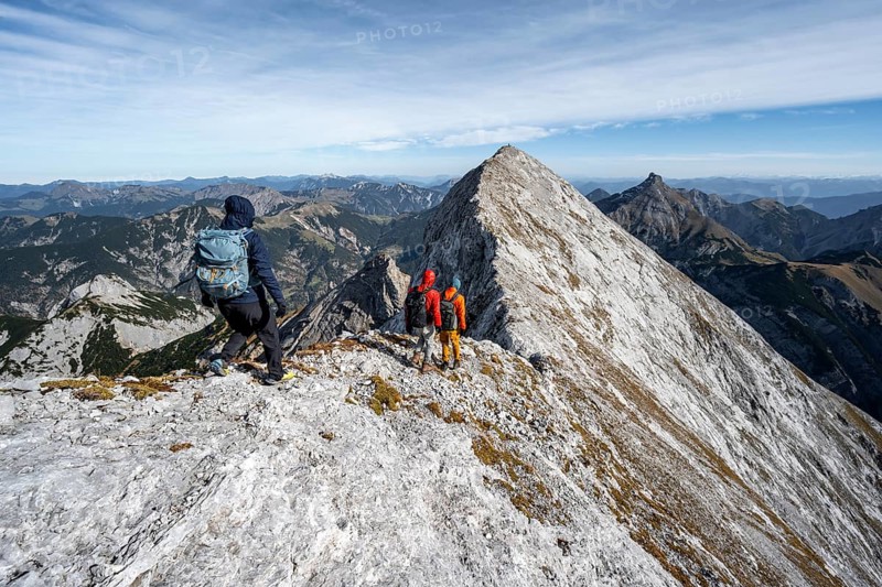 Mountaineer on the ridge of the Gamsjoch, mountain panorama, transition to the main summit of the Gamsjoch, in autumn, Rißtal in the Eng, Karwendel, Tyrol, Austria