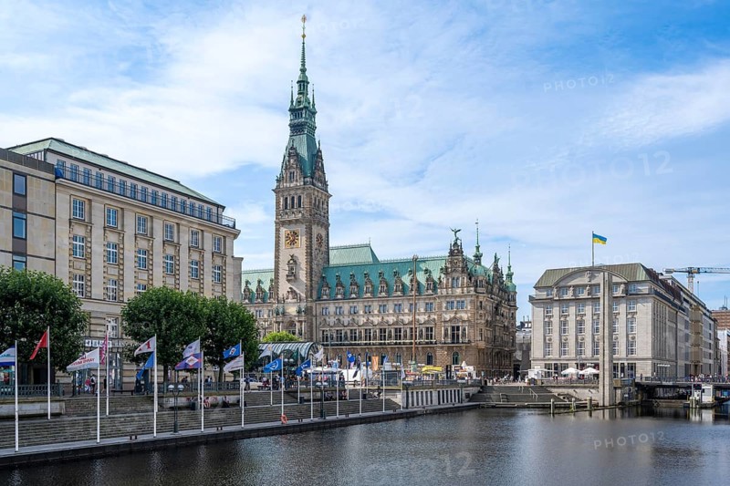 View over the Kleine Alster to Hamburg City Hall, Jungfernstieg, Hamburg, Germany