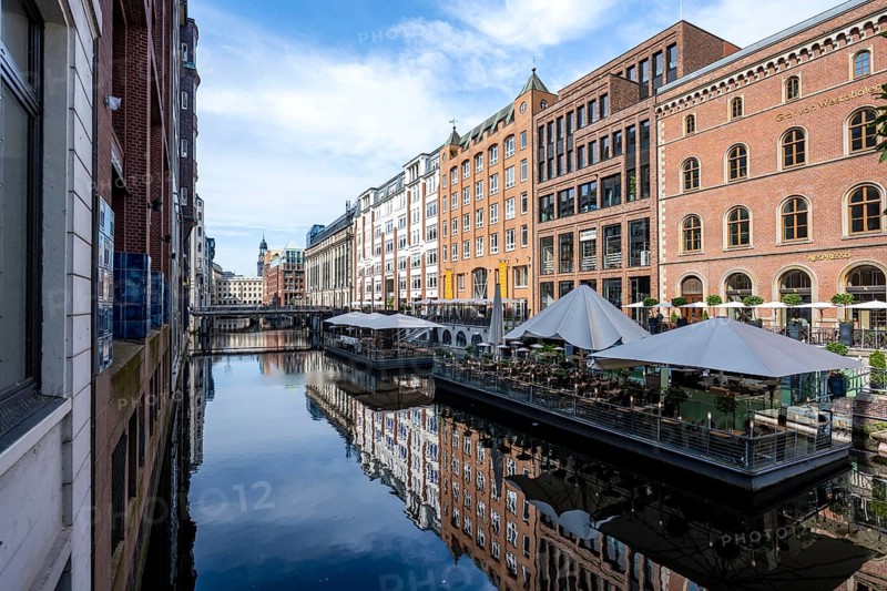 Restaurants and brick houses on the Bleichenfleet, reflection in the water, Hamburg, Germany