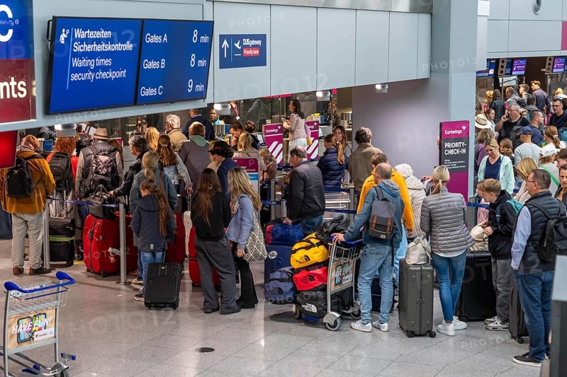 Full check-in hall, queues, Terminal B, many thousands of people take off on the first day of the North Rhine-Westphalia autumn holidays, at Düsseldorf Airport, but the waiting times were kept within limits, despite the large rush, North Rhine-Westphalia, Germany