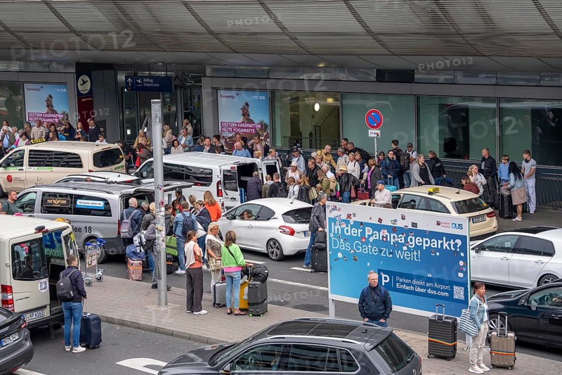 Ahead of Terminal B, many thousands of people set off on holiday on the first day of the North Rhine-Westphalia autumn holidays at Düsseldorf Airport, but waiting times were kept within limits despite the huge rush, North Rhine-Westphalia, Germany