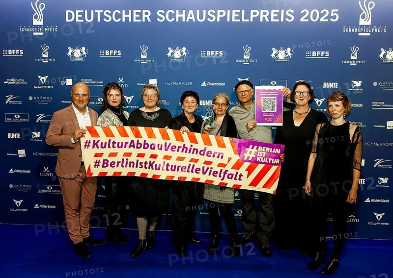 Johannes Heinrichs, Philipp Harpain, Wibke Behrens and others with a poster #KulturAbbauVerhindern and #BerlinIst Kulturellevielfalt on the red carpet in front of the award ceremony at Pullmann Berlin Schweizerhof, Berlin, 09.10.2025