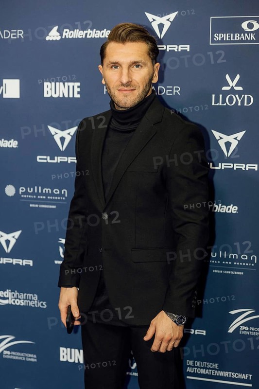 Flamur Aljiji on the red carpet in front of the award ceremony at Pullmann Berlin Schweizerhof, Berlin, 09.10.2025