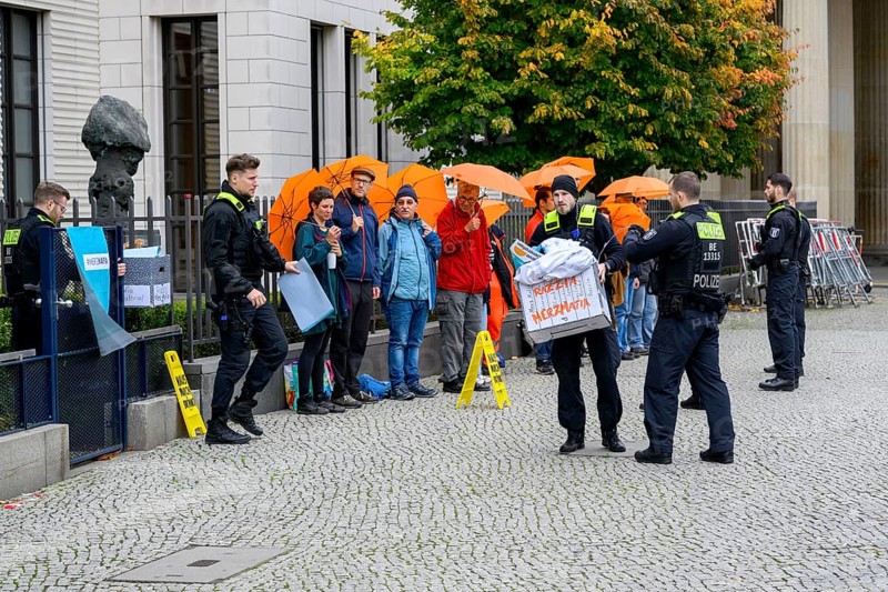 Police officers confiscate boxes from the symbolic house search of the New Generation under the keyword Merzmafia at the Stiftung Familienunternehmen und Politik, Berlin, 10 October 2025