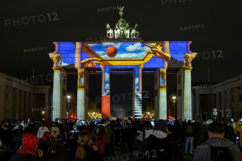 Brandenburg Tor, 21st BERLIN FESTIVAL OF LIGHTS, motto Let's Shine Together, light installations, 8 October 2025, Berlin, Germany, opening day in drizzle < english> 21st BERLIN FESTIVAL OF LIGHTS, motto Let's Shine Together, light installations, October 8, 2025, Berlin, Germany