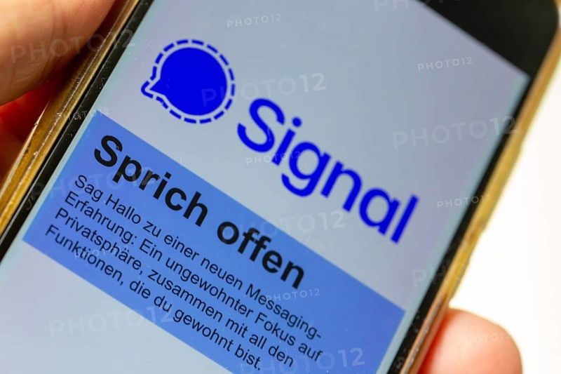 Close-up of the logo and slogan of the messenger service SIGNAL on a smartphone