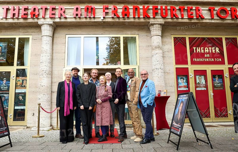 Irene Christ, Tibor Locher, Johanna Marie Bourgeois, Johannes Hallervorden, Cora Chilcott, Wolfgang Seppelt, Marc Rudolf, Pierre Sanoussi-Bliss and Dennis Schönwetter at the annual press conference for the 2025/2026 season at the Theater am Frankfurter Tor. Berlin, 07.10.2025