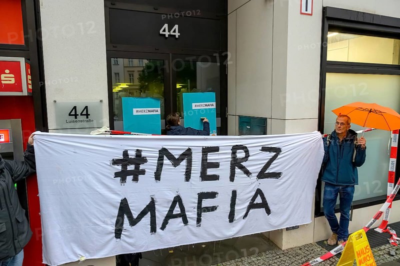 The New Generation symbolically organises a house search at the Economic Council of the CDU, a lobby organisation. The action runs under the hashtag Merzmafia. right: Prof. Nikolaus Froitzheim, Berlin, 08.10.2025