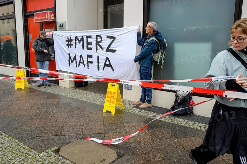 The New Generation symbolically organises a house search at the Economic Council of the CDU, a lobby organisation. The campaign runs under the hashtag Merzmafia. Centre with rucksack: Prof. Nikolaus Froitzheim, Berlin, 08.10.2025