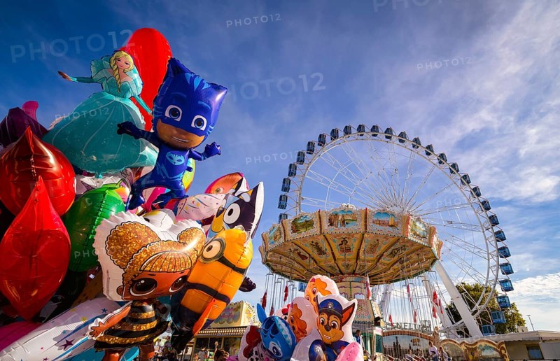 Balloons, helium balloons, motif balloons, chain carousel, Cannstatter Wellenflug, Ferris wheel, Europa Rad, high ride, rides, movement, movement effect, Cannstatter Wasen, fair, funfair, spring festival, folk festival, Bad Cannstatt, Stuttgart, Baden-Württemberg, Germany