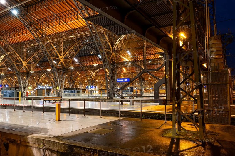 Riveted iron framework in the railway hall, railway, railway tracks, building, main station, Leipzig, Saxony, Germany