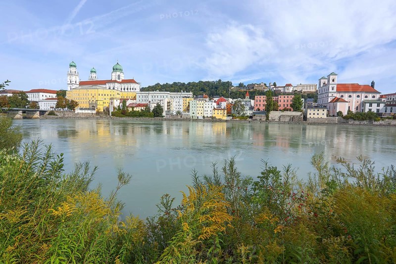 River Inn, Marienbrücke, behind it Prince-Bishop's Opera House, also City Theatre, St. Paul's Parish Church, St. Stephen's Cathedral or St. Stephen's Cathedral, on the right New Episcopal Residence, Old Town, Passau, Lower Bavaria, Bavaria, Germany