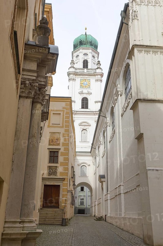 Narrow alley in Passau, at St Stephen's Cathedral, Old Town, Passau, Lower Bavaria, Bavaria, Germany