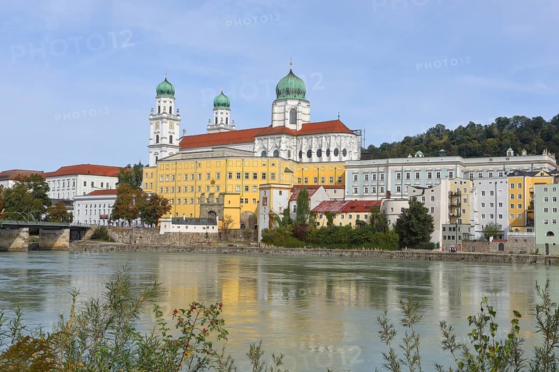 River Inn, Marienbrücke, behind it Prince-Bishop's Opera House, also City Theatre, St. Stephen's Cathedral or St. Stephen's Cathedral, on the right New Bishop's Residence, Old Town, Passau, Lower Bavaria, Bavaria, Germany