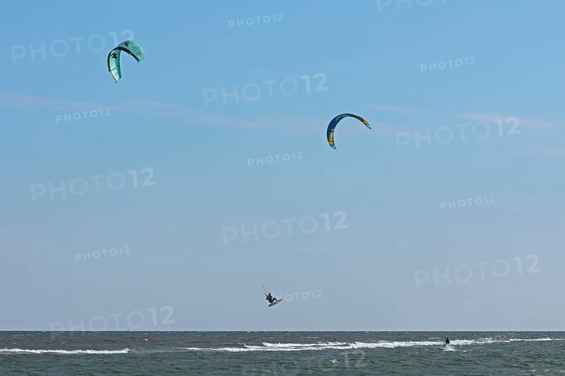 Kitesurfer jumping, Baltic Sea, Falshöft, Pommerby, Schleswig-Holstein, Germany
