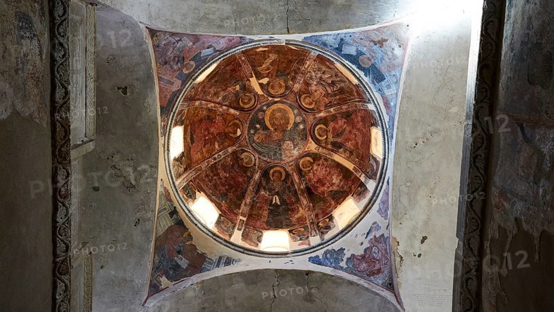 Metropolis, Metropolitan Church of Agios Dimitrios Mystras, A decorative dome with a Byzantine fresco in shades of red and blue, Mystras, Mistra, UNESCO World Heritage Site, Medieval Byzantine ruined city, north-west of Sparta, foothills of the Tyagetos Mountains, Peloponnese, peninsula, Greece