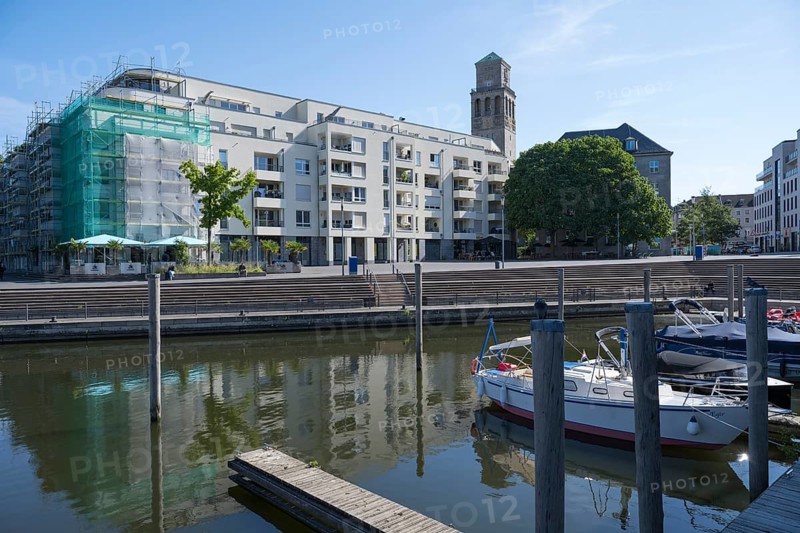 Modern residential and commercial building at the city harbour, town hall, Mülheim an der Ruhr, Rur region, North Rhine-Westphalia, Germany