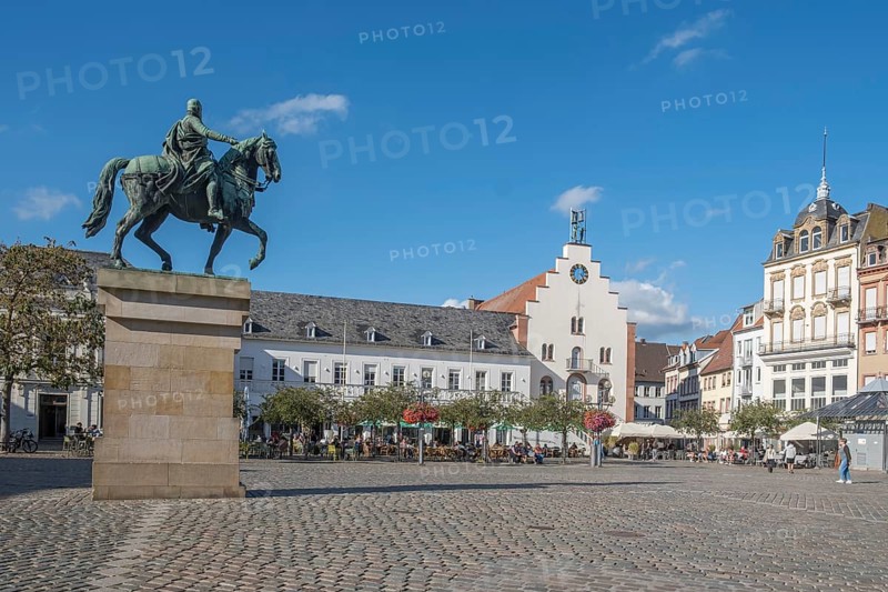 Town Hall Square, Rathausplatz with Old Department Store and Böckingsches Palais, monument to Prince Regent Luitpold of Bavaria, equestrian figure, bronze, Town Hall Square, Landau in der Pfalz, Rhineland-Palatinate, Germany