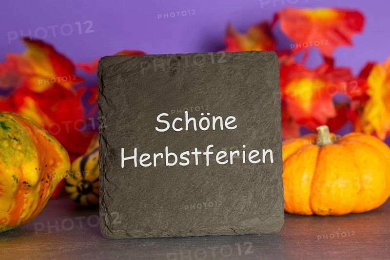Slate plate with the inscription SCHÖNE HERBSTFERIEN and autumnal decoration