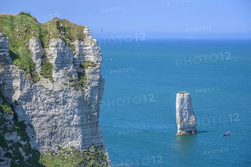 Aiguille de Belval, hike from Yport to Etretat along the chalk cliff coast, Département Seine-Maritime, France