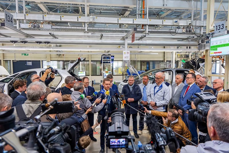 Minister President Michael Kretschmer and Economics Minister Dirk Panter and Thomas Edig, Head of Human Resources at VW Saxony, accompany Federal Environment Minister Carsten Schneider on his visit to the Volkswagen vehicle plant in Zwickau, Zwickau, Saxony, Germany