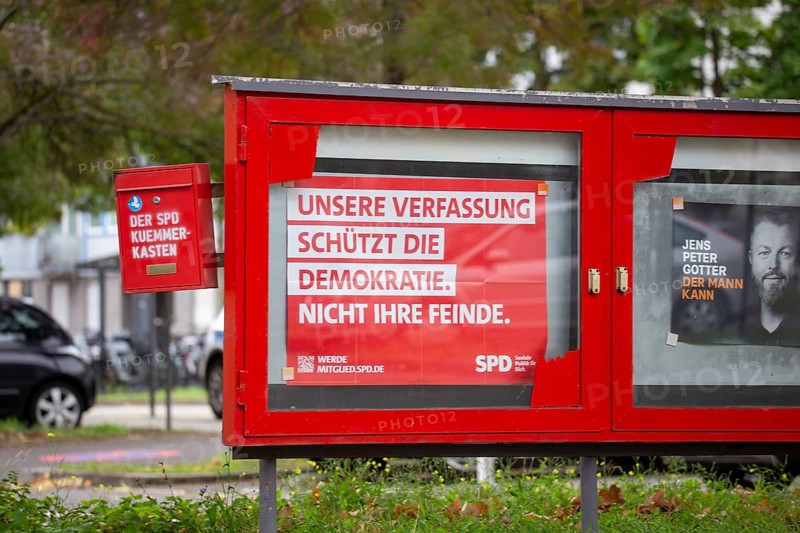Poster of the SPD in Ludwigshafen with the text UNSERE VERFASSUNG SCHÜTZT DIE DEMOKRATIE. NOT YOUR ENEMIES***In the mayoral election, Joachim Paul (AfD) was not authorised to stand for election by the city's election committee