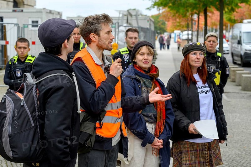 Participants of the Citizens' Assembly on Climate Protection of the New Generation present their results. orange waistcoat: Henning Jeschke. in front of the Reichstag, Berlin, 06.10.2025