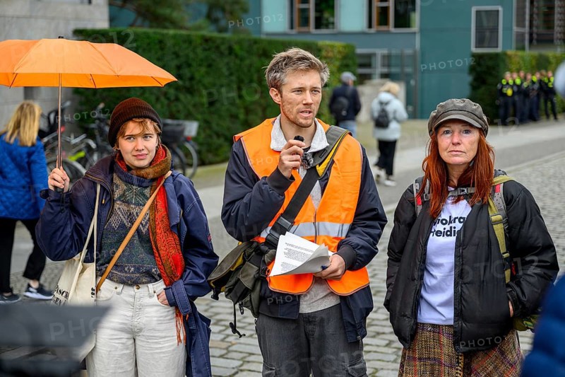 Henning Jeschke talks about the revolution of the new generation: just as children play cops and robbers, revolution is now being played. You learn by playing and at some point you will be successful. Marschallbrücke, Berlin, 06.10.2025