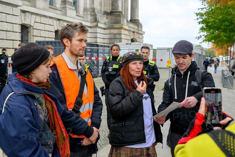 Participants of the Citizens' Assembly on Climate Protection of the New Generation present their results. orange waistcoat: Henning Jeschke. in front of the Reichstag, Berlin, 06.10.2025